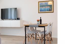 Two Flowers Luxury Apartment